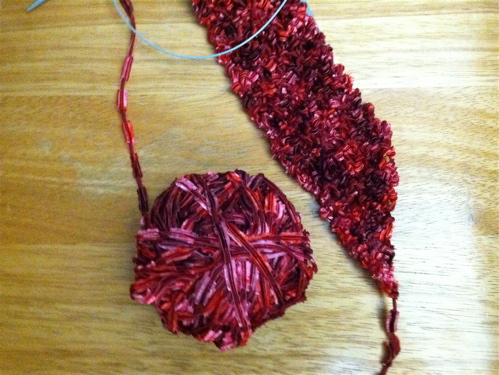 knitting a tapered skinny scarf with novelty yarn