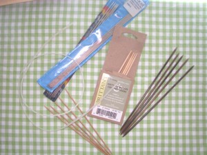 assortment of narrow gauge double pointed knitting needles dpns